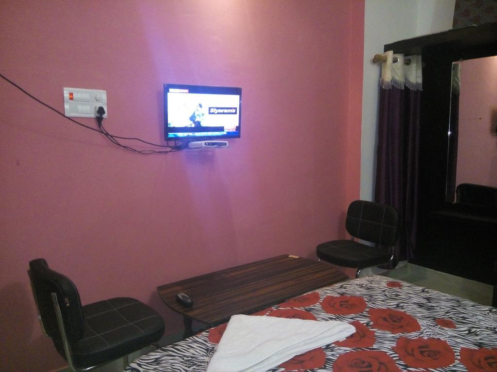 Welcome Inn At Ganges Varanasi Room photo